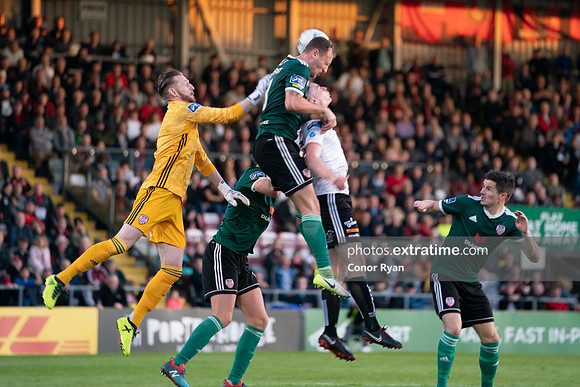 Derry City defend a corner
