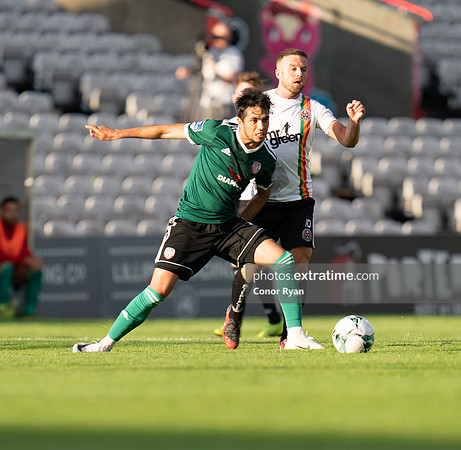 Gerardo Bruna Derry City shields the ball from Keith Ward of Bohemians