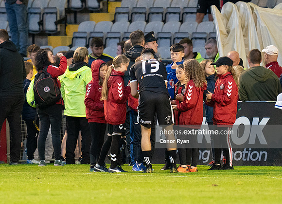 Eric Molloy signs autographs