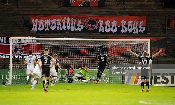 Andre Wright scores at the 2nd attempt_